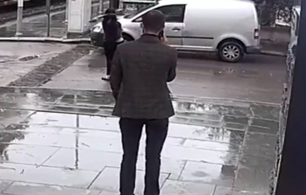 Otomobil camlarını kıran kadın, sokakta yarı çıplak oturdu
