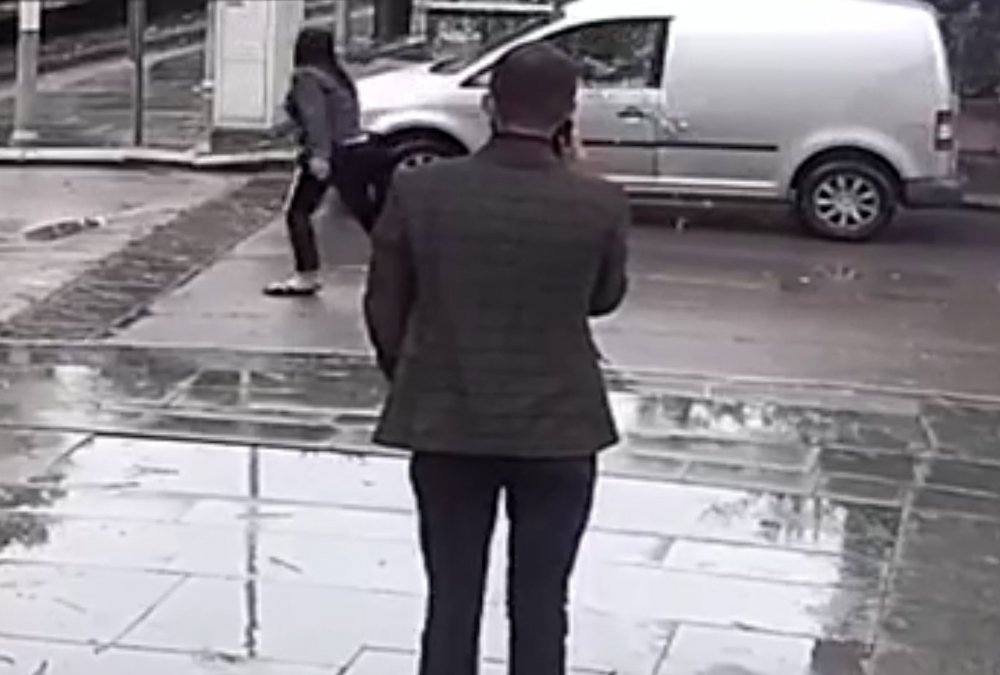 Otomobil camlarını kıran kadın, sokakta yarı çıplak oturdu