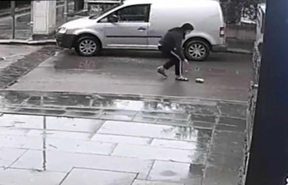 Otomobil camlarını kıran kadın, sokakta yarı çıplak oturdu