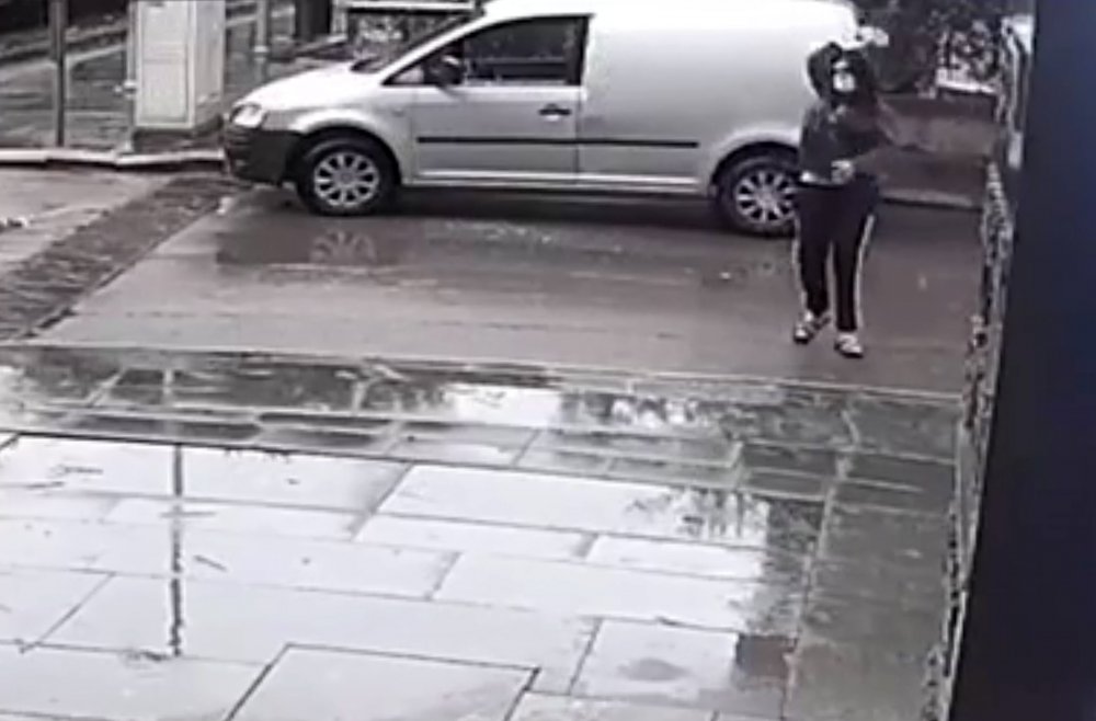 Otomobil camlarını kıran kadın, sokakta yarı çıplak oturdu