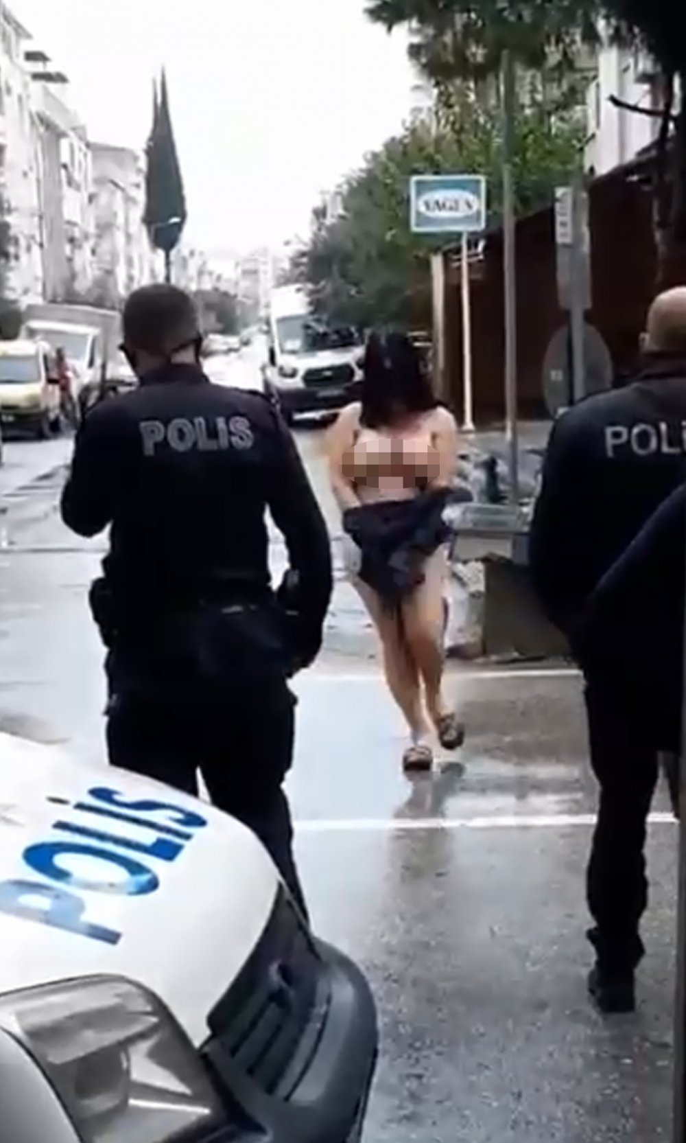 Otomobil camlarını kıran kadın, sokakta yarı çıplak oturdu