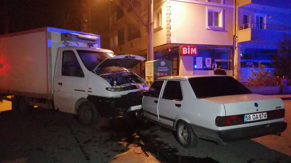 Sivas’ta kamyonet ile otomobil çarpıştı: 3 yaralı