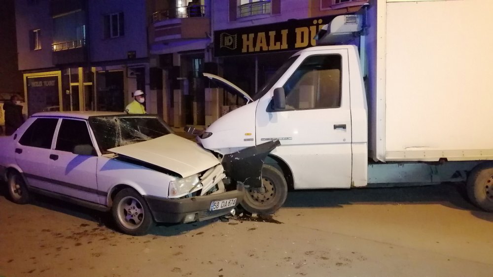 Sivas’ta kamyonet ile otomobil çarpıştı: 3 yaralı
