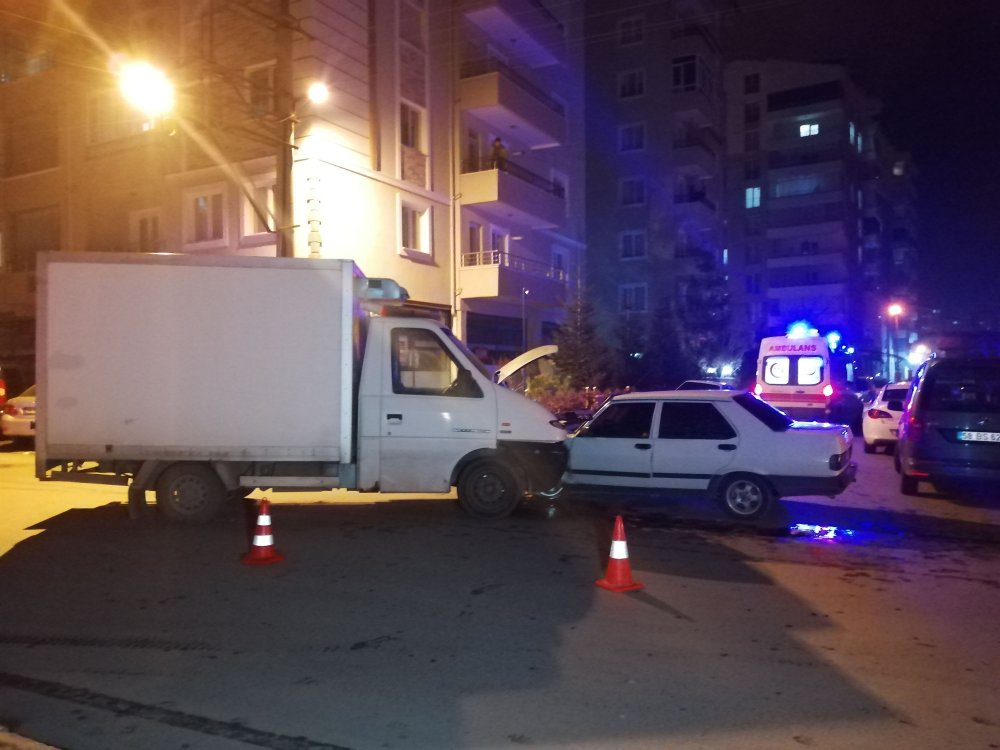 Sivas’ta kamyonet ile otomobil çarpıştı: 3 yaralı