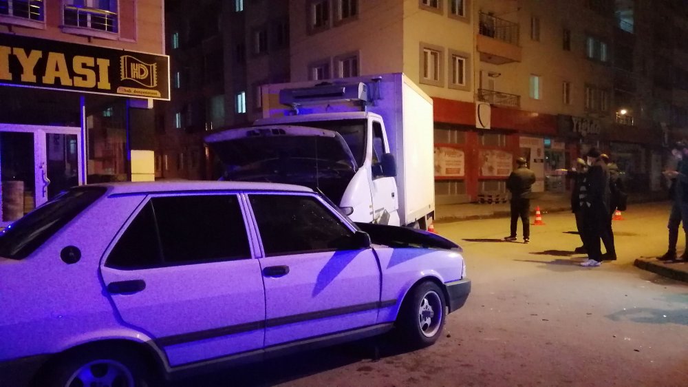 Sivas’ta kamyonet ile otomobil çarpıştı: 3 yaralı