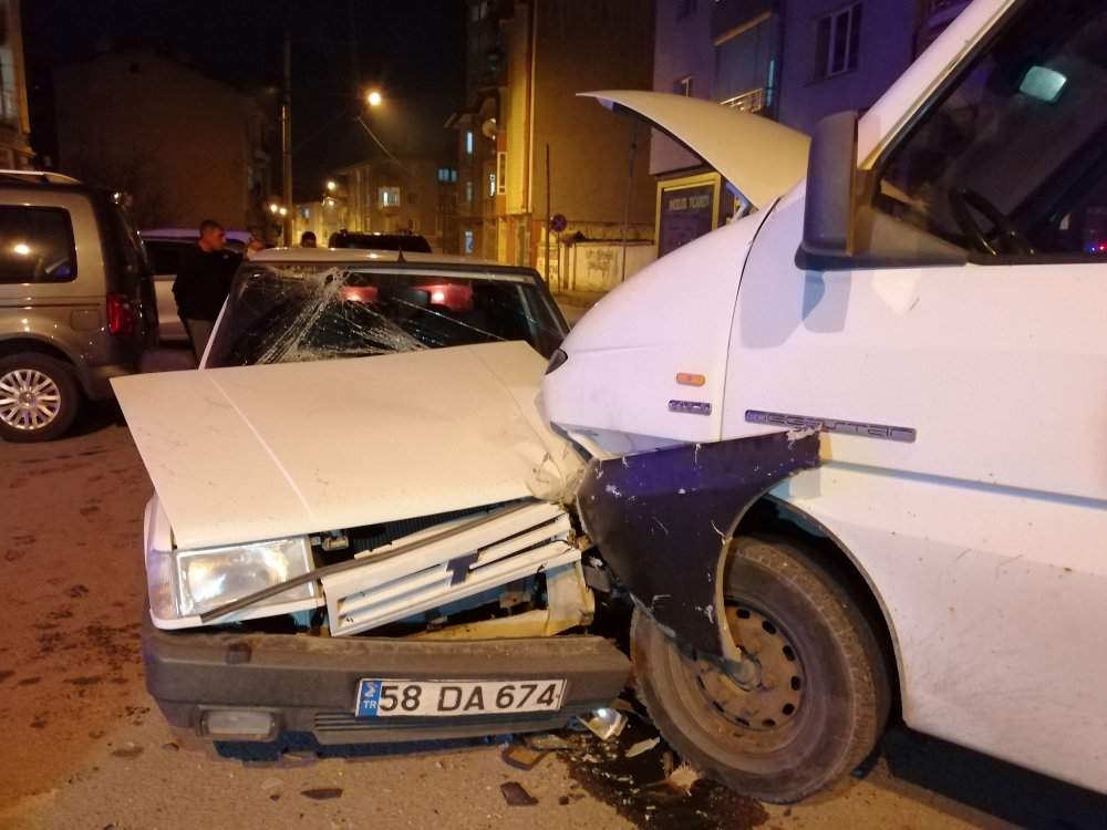 Sivas’ta kamyonet ile otomobil çarpıştı: 3 yaralı