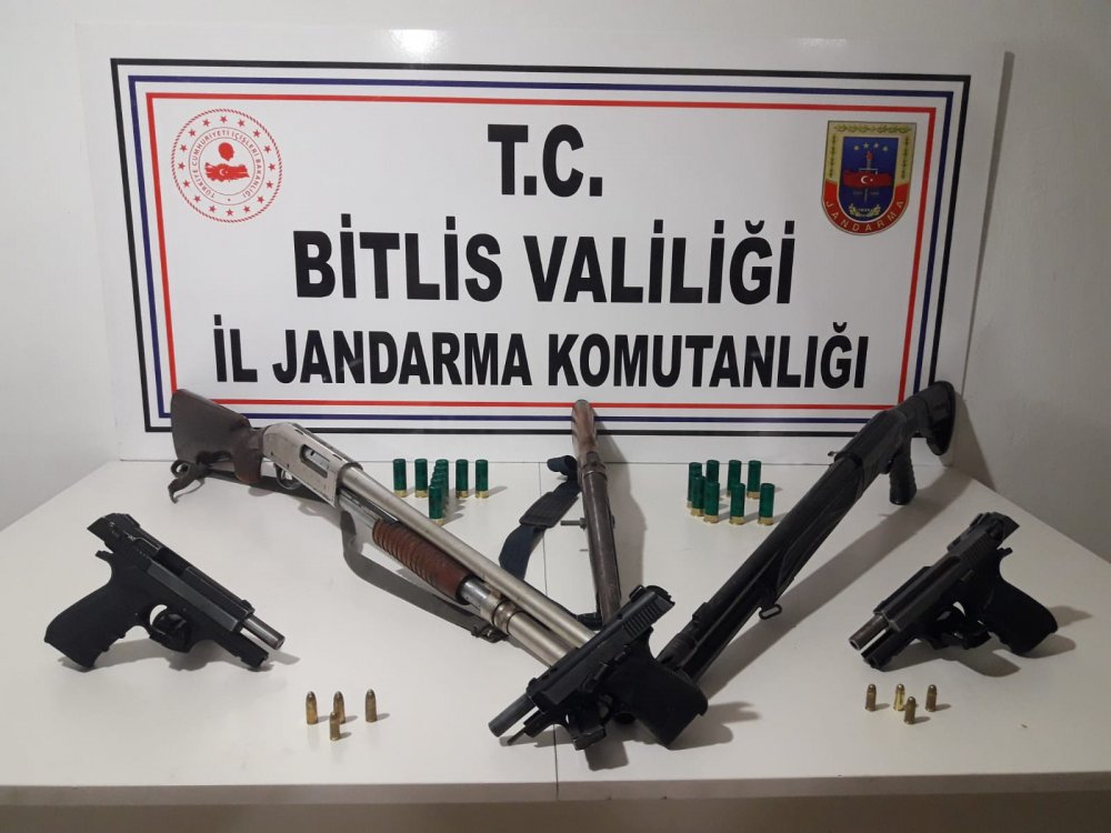Tatvan'da 103 sikke ve ruhsatsız silahlar ele geçirildi