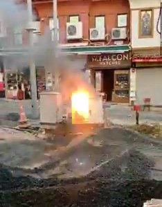 Yol yapımı sırasında trafo patladı, mahallede panik yaşandı