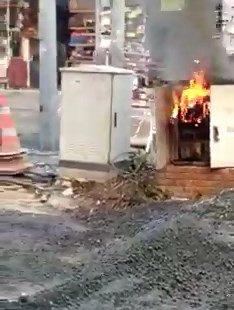 Yol yapımı sırasında trafo patladı, mahallede panik yaşandı
