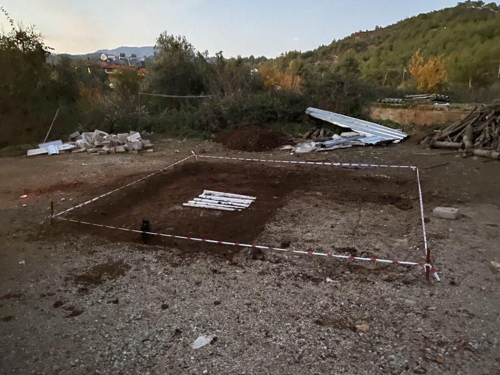Çocuklar, top oynarken tarihi mezar buldu