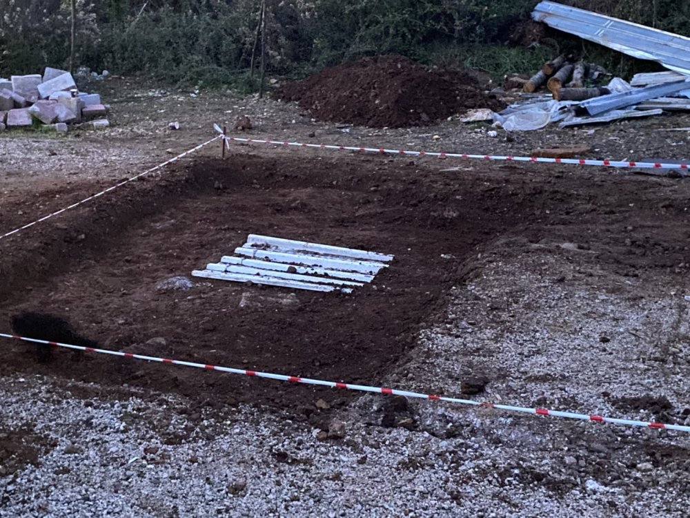 Çocuklar, top oynarken tarihi mezar buldu