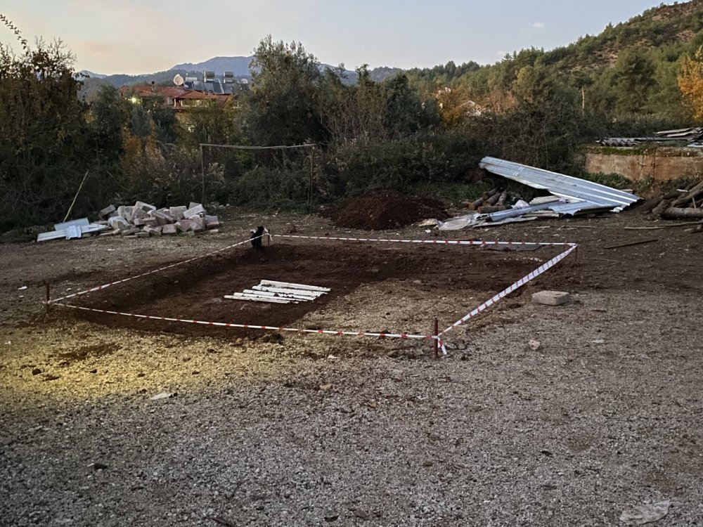 Çocuklar, top oynarken tarihi mezar buldu