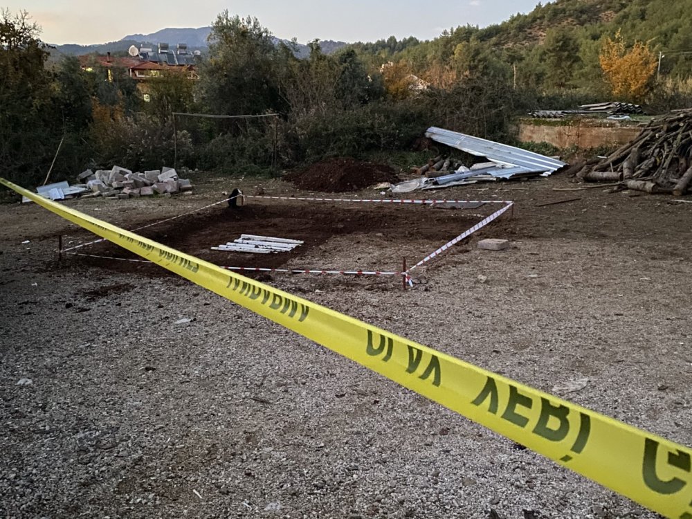 Çocuklar, top oynarken tarihi mezar buldu