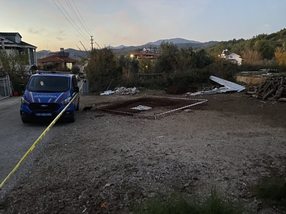 Çocuklar, top oynarken tarihi mezar buldu