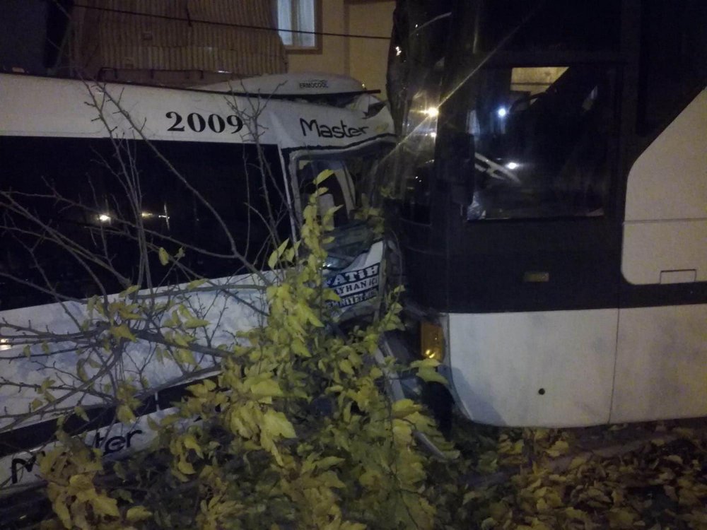 Denizli'de freni boşalan otobüs 5 araca çarptı; o anlar kamerada