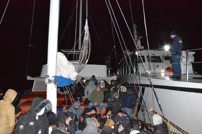 İzmir'de tekne içinde 175 kaçak göçmen yakalandı