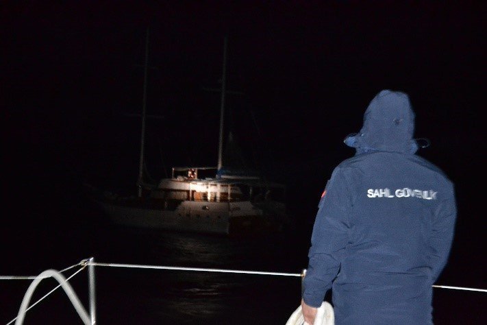 İzmir'de tekne içinde 175 kaçak göçmen yakalandı