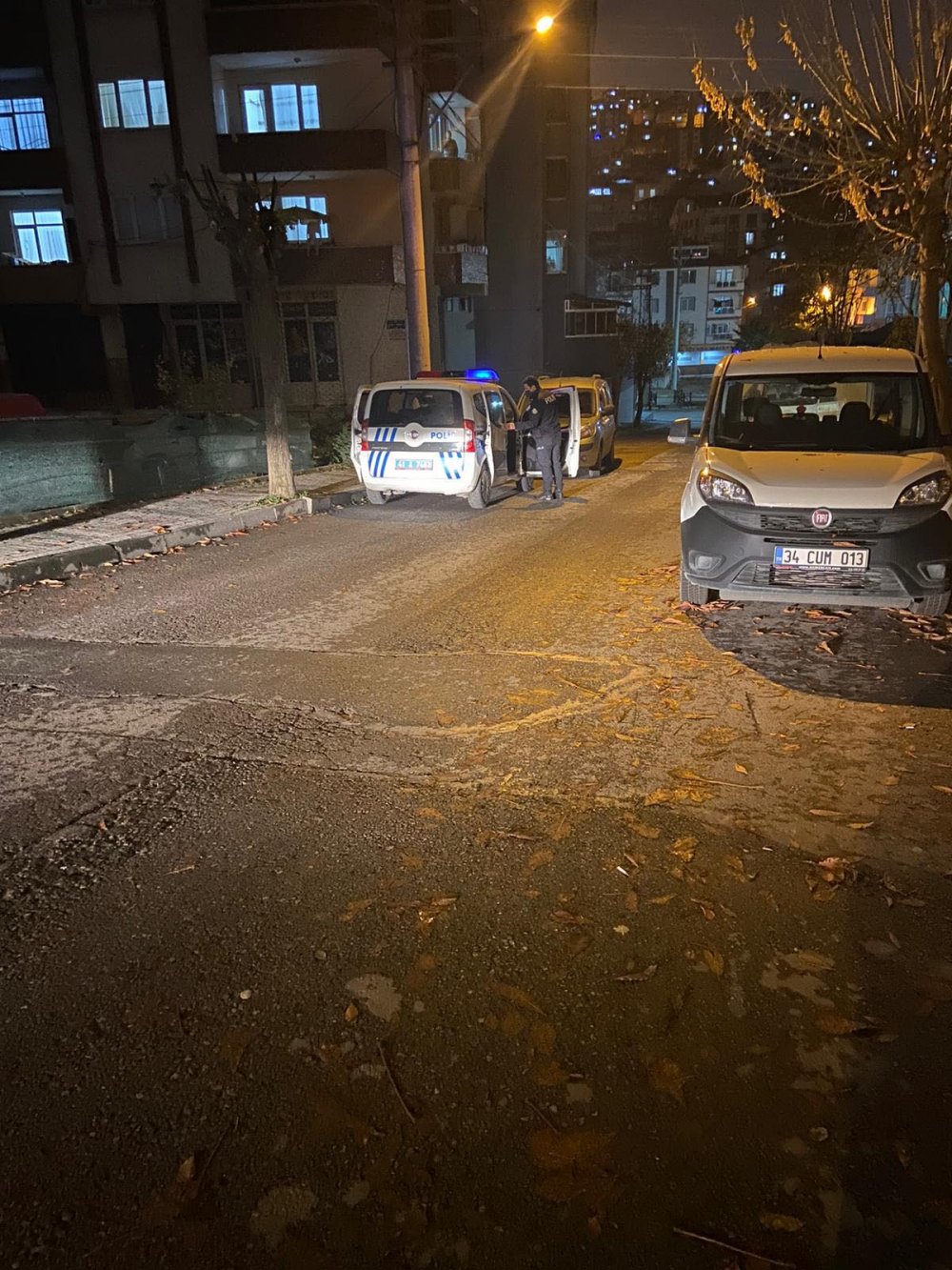 Kendini iple tavana asarak intihar etti 
