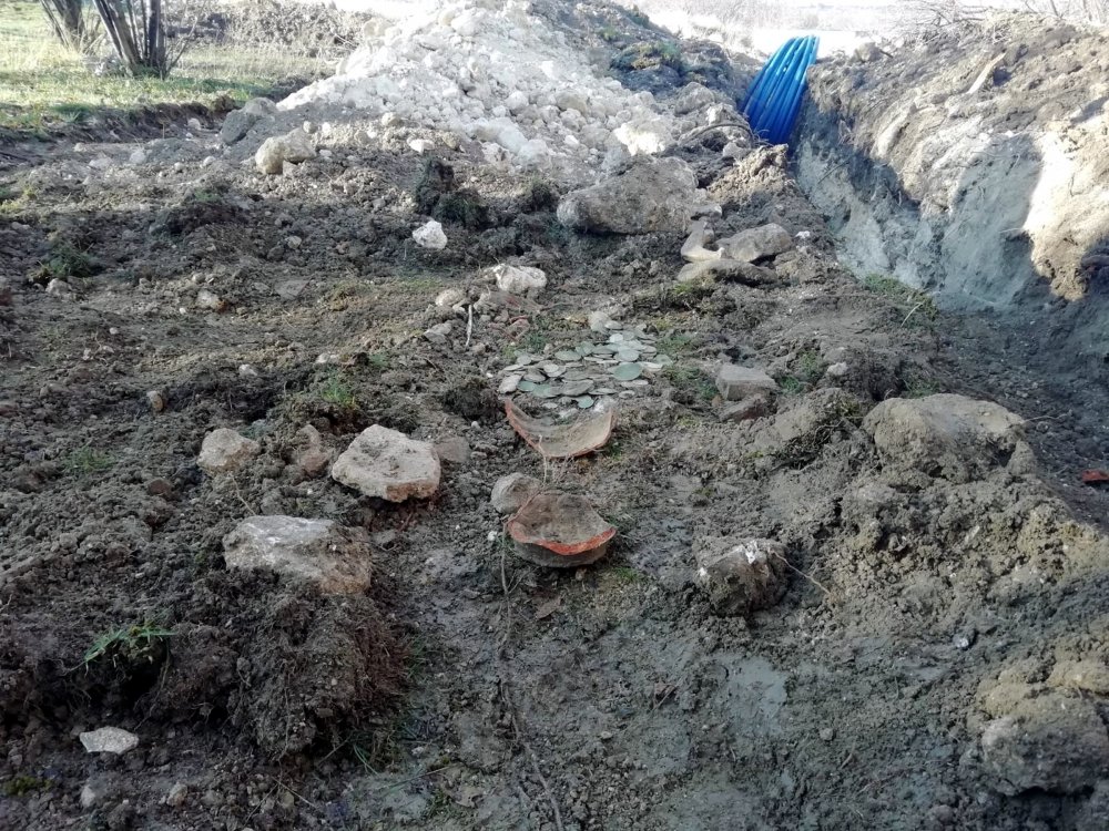 Kepçenin kazı sırasında kırdığı küpten 300'den fazla sikke çıktı