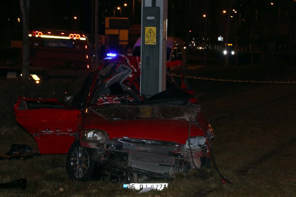 Otomobil, tramvay hattına enerji sağlayan demir direğe çarptı: 2 ölü, 1 yaralı