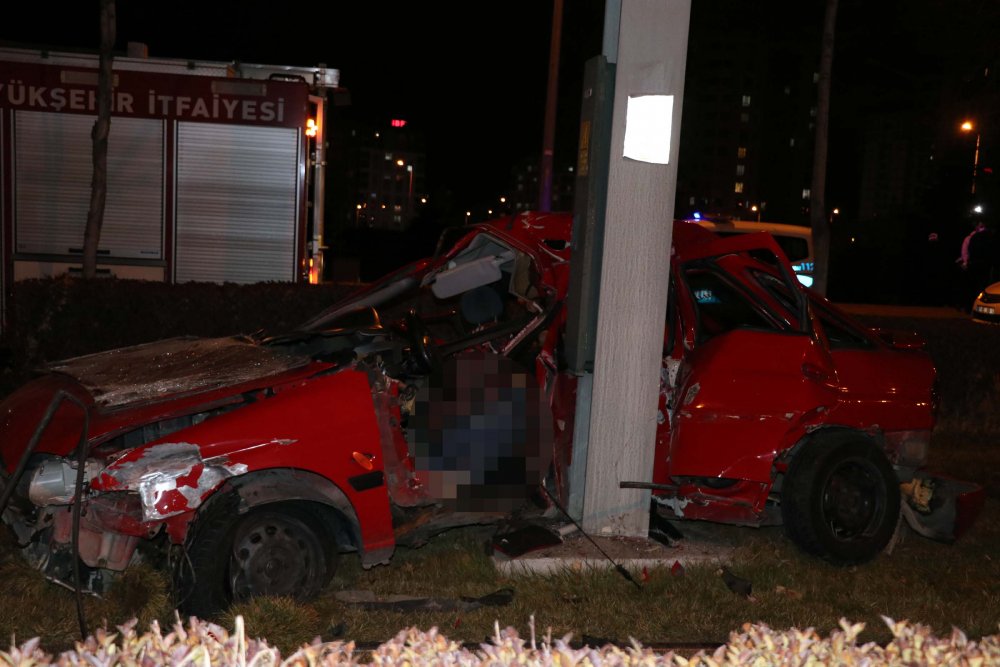 Otomobil, tramvay hattına enerji sağlayan demir direğe çarptı: 2 ölü, 1 yaralı
