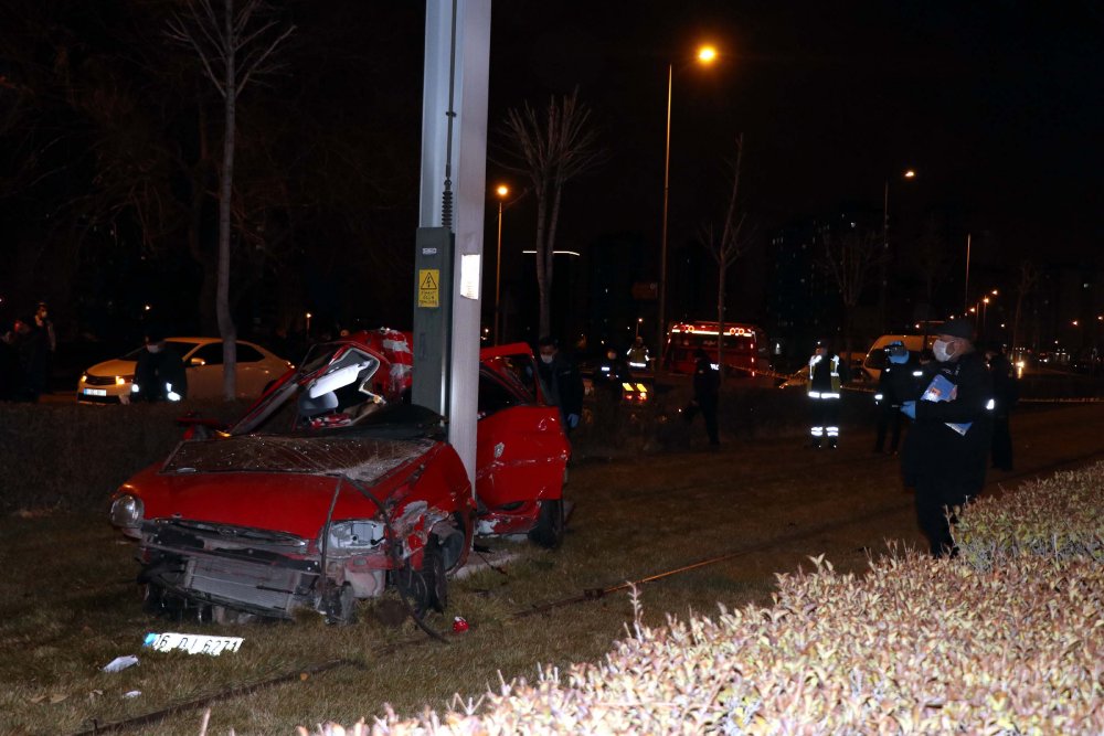 Otomobil, tramvay hattına enerji sağlayan demir direğe çarptı: 2 ölü, 1 yaralı