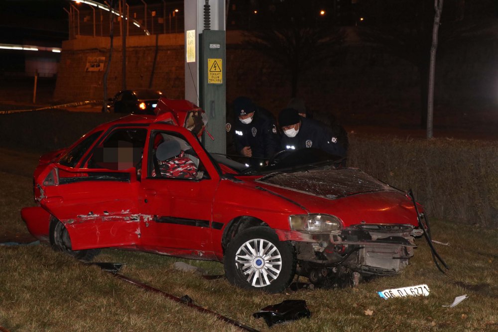 Otomobil, tramvay hattına enerji sağlayan demir direğe çarptı: 2 ölü, 1 yaralı