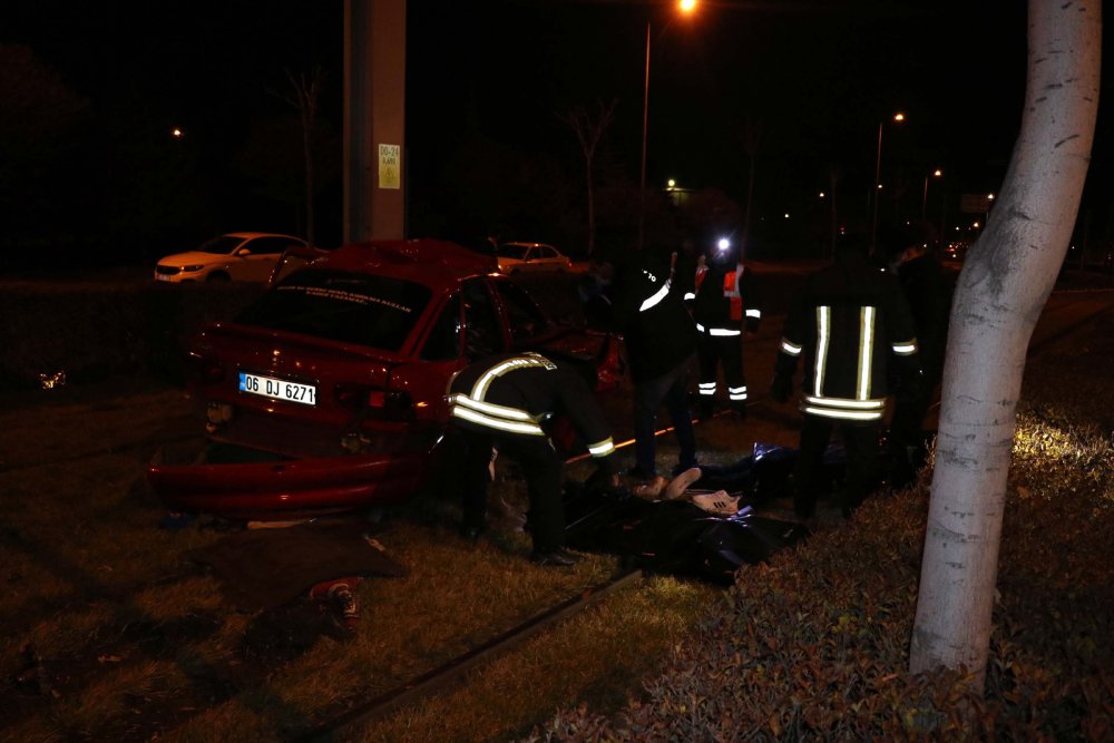 Otomobil, tramvay hattına enerji sağlayan demir direğe çarptı: 2 ölü, 1 yaralı