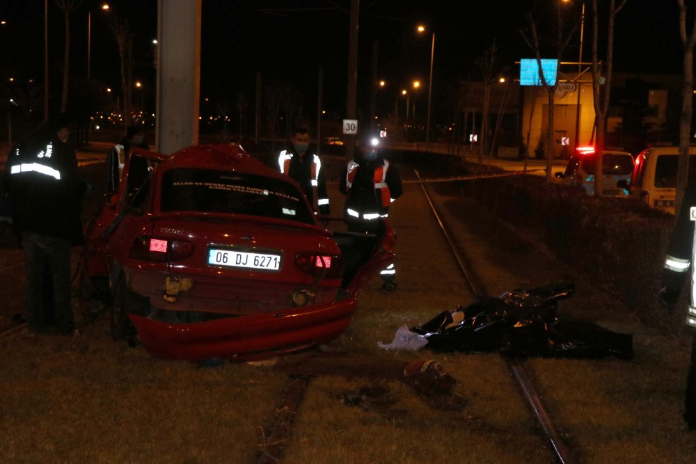 Otomobil, tramvay hattına enerji sağlayan demir direğe çarptı: 2 ölü, 1 yaralı