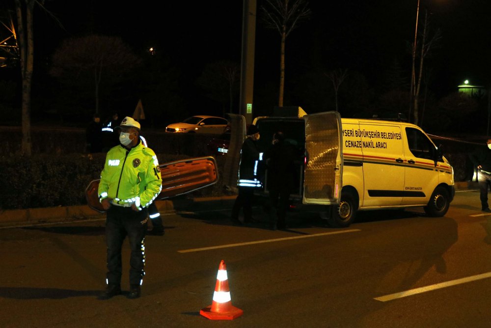 Otomobil, tramvay hattına enerji sağlayan demir direğe çarptı: 2 ölü, 1 yaralı