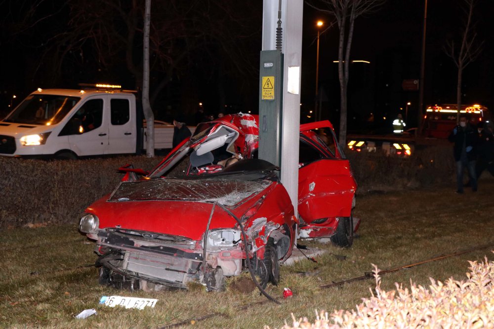 Otomobil, tramvay hattına enerji sağlayan demir direğe çarptı: 2 ölü, 1 yaralı