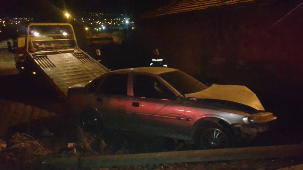 Uyuşturucu şüphelilerinin bulunduğu otomobil duvara çarptı