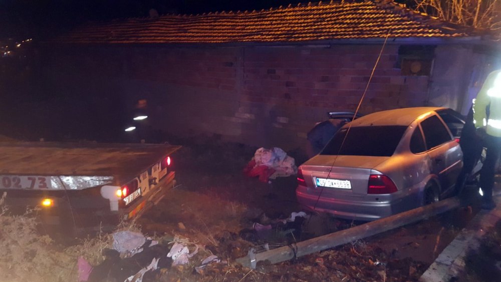 Uyuşturucu şüphelilerinin bulunduğu otomobil duvara çarptı