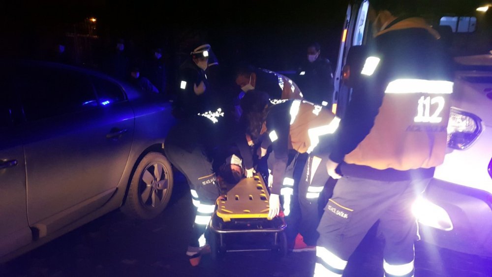 Uyuşturucu şüphelilerinin bulunduğu otomobil duvara çarptı