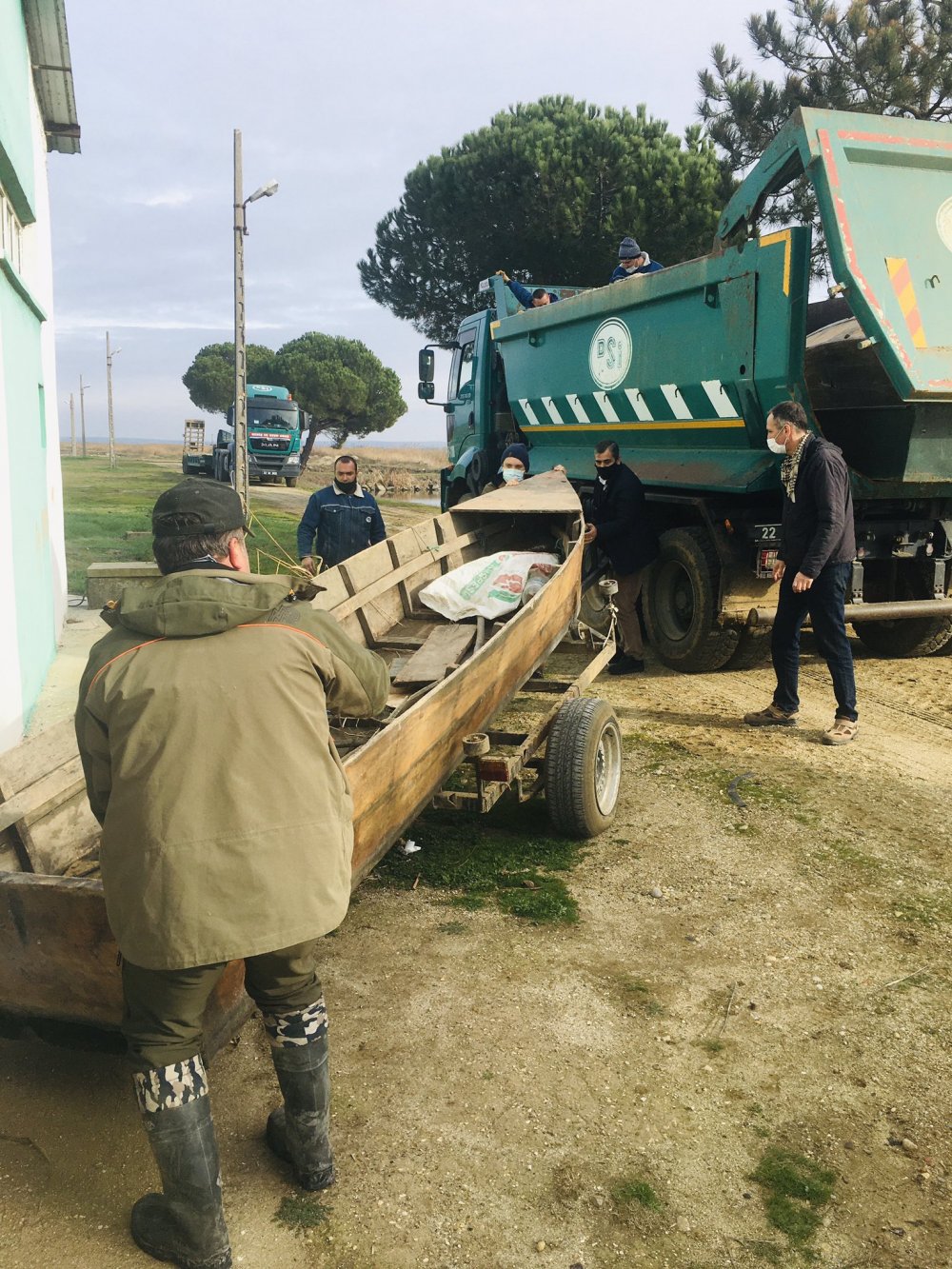 Yerleri 'drone' ile belirlenen kayıklara el konuldu