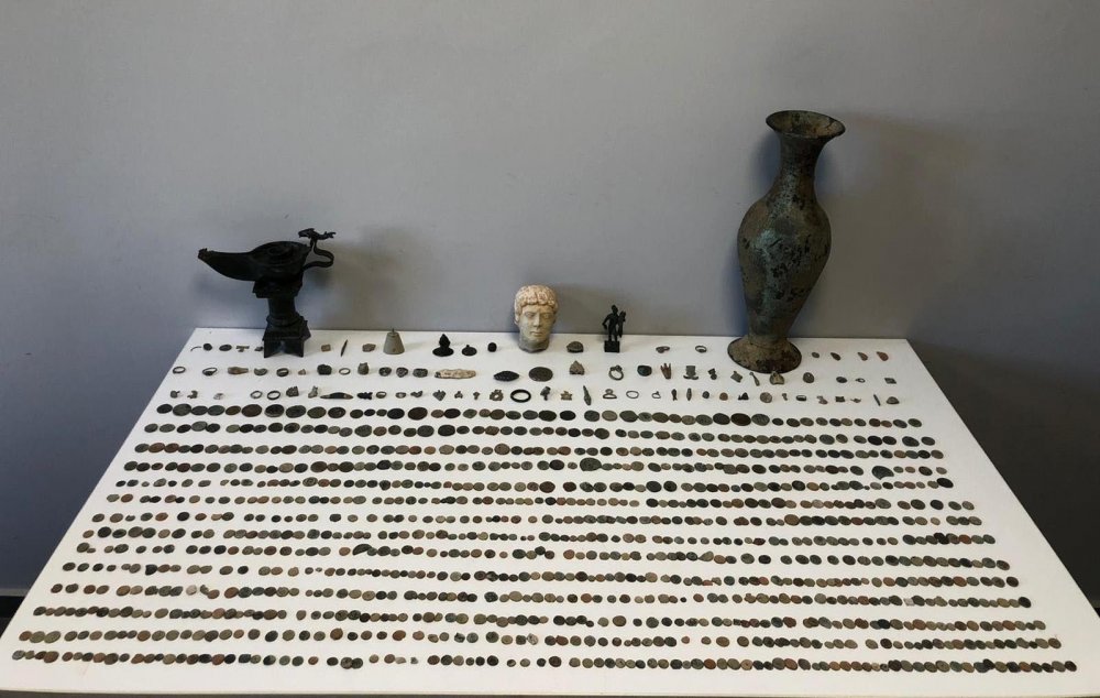 1053 parça tarihi eser ile yakalanan 3 kişiye gözaltı