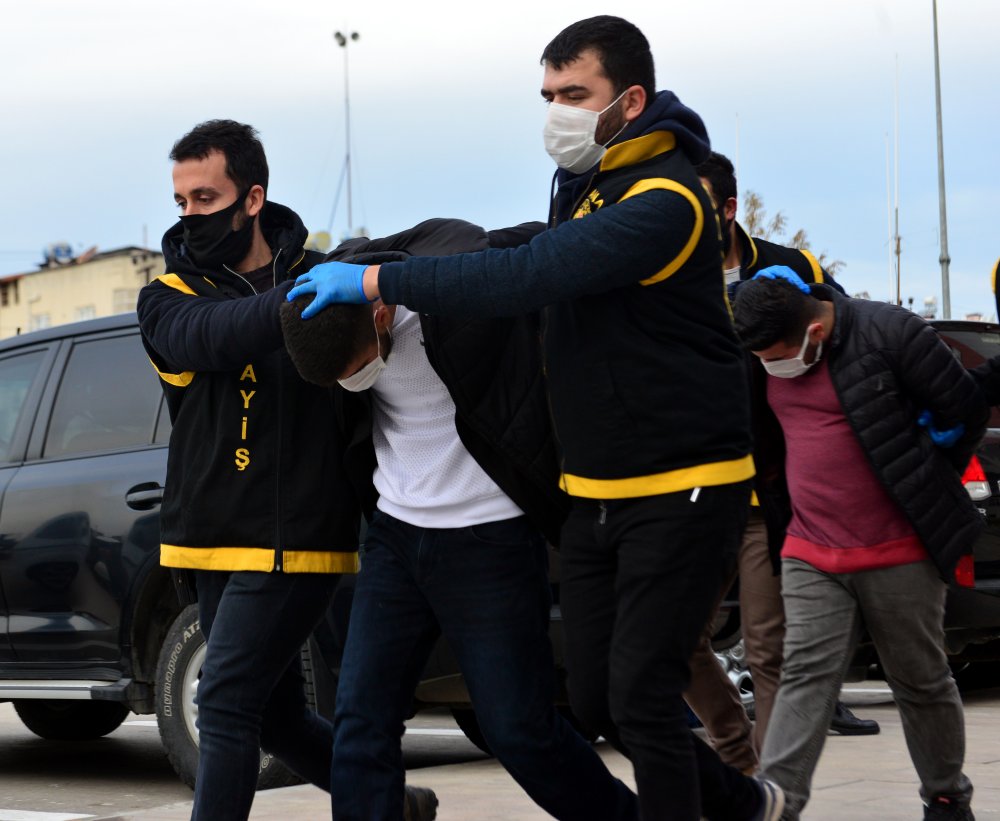 8 kilometre takip edip, kamyonetten 21 bin lirayı çaldılar
