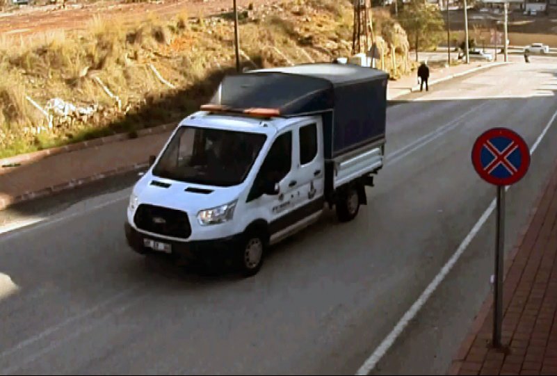 8 kilometre takip edip, kamyonetten 21 bin lirayı çaldılar