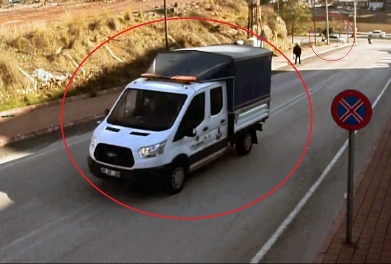 8 kilometre takip edip, kamyonetten 21 bin lirayı çaldılar
