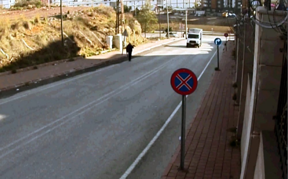 8 kilometre takip edip, kamyonetten 21 bin lirayı çaldılar