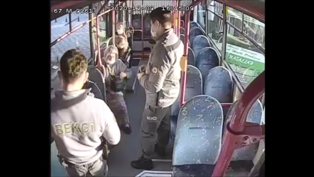 80 yaşındaki kadın yasağa rağmen bindiği halk otobüsünden inmemek için direndi