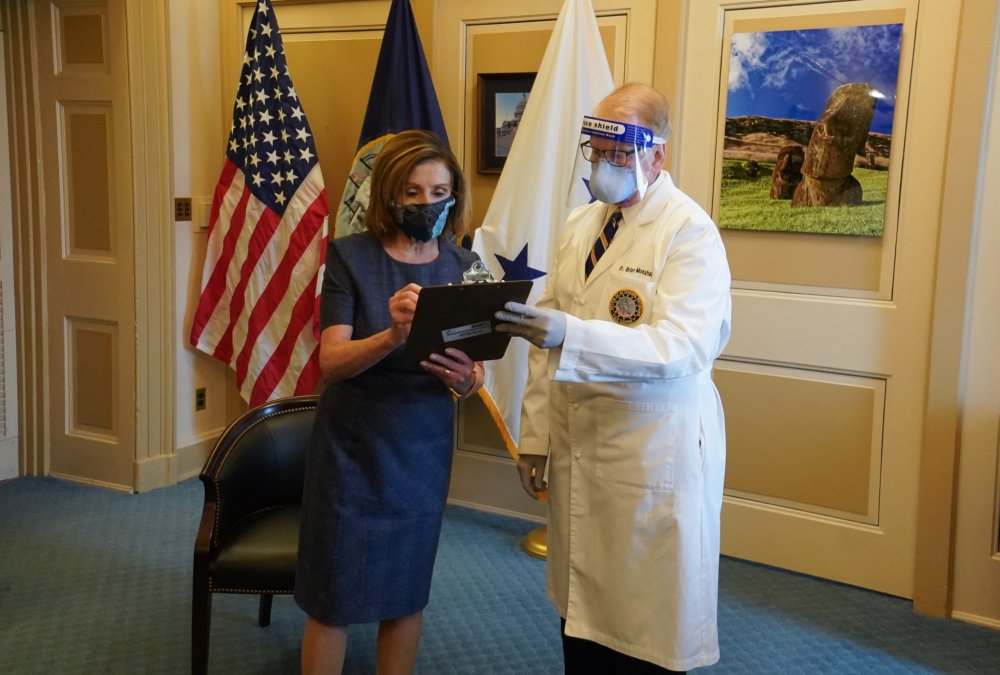 ABD’de Nancy Pelosi koronavirüs aşısı oldu
