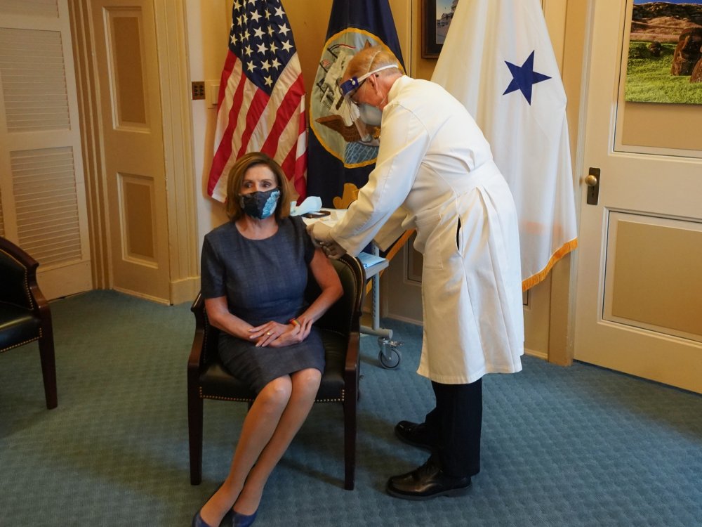 ABD’de Nancy Pelosi koronavirüs aşısı oldu