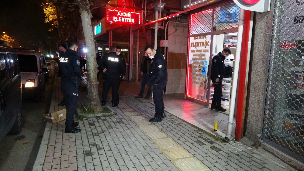Baba ve iki oğlu, kısıtlamaya dakikalar kala husumetlisinin dükkanını kurşunladı