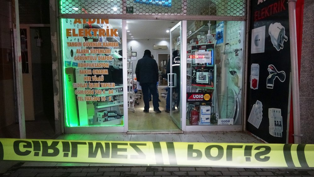 Baba ve iki oğlu, kısıtlamaya dakikalar kala husumetlisinin dükkanını kurşunladı