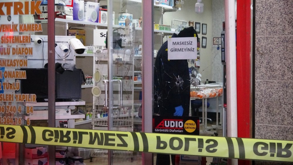 Baba ve iki oğlu, kısıtlamaya dakikalar kala husumetlisinin dükkanını kurşunladı