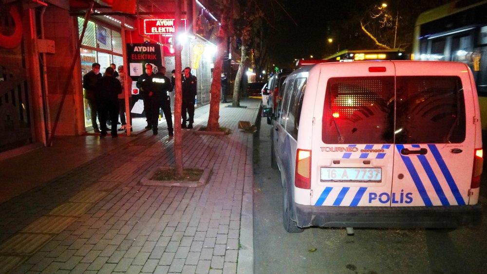 Baba ve iki oğlu, kısıtlamaya dakikalar kala husumetlisinin dükkanını kurşunladı