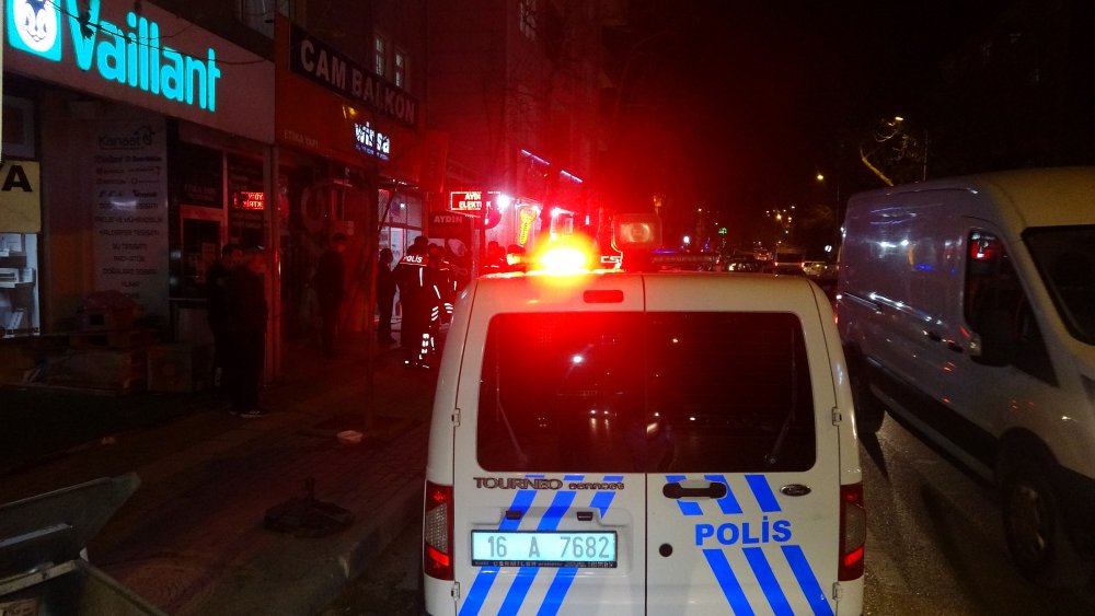 Baba ve iki oğlu, kısıtlamaya dakikalar kala husumetlisinin dükkanını kurşunladı