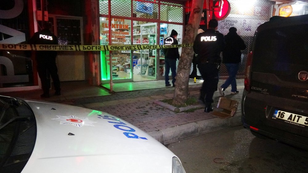 Baba ve iki oğlu, kısıtlamaya dakikalar kala husumetlisinin dükkanını kurşunladı