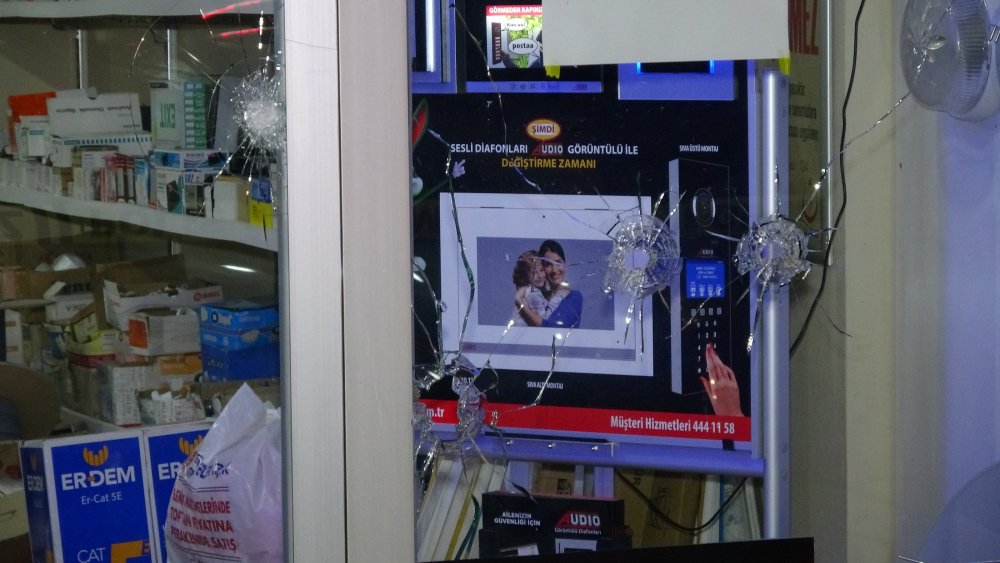 Baba ve iki oğlu, kısıtlamaya dakikalar kala husumetlisinin dükkanını kurşunladı